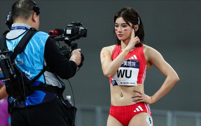 红色运动衣秀流畅肌肉线条确实很有料瓦力游戏吴艳妮这身材谁顶得住！穿(图1)