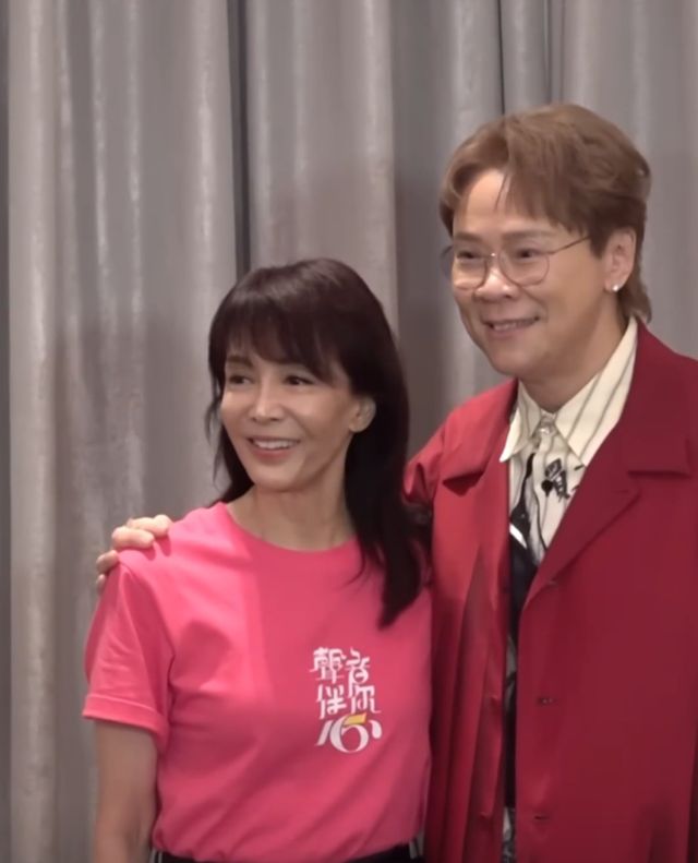 影院穿衣打扮怪异涂指甲戴耳钉姨味十足瓦力棋牌游戏TVB前经理陈志云现身(图6)