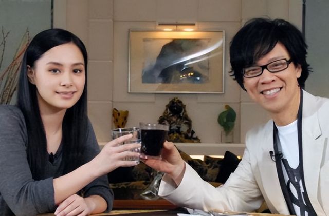 影院穿衣打扮怪异涂指甲戴耳钉姨味十足瓦力棋牌游戏TVB前经理陈志云现身(图3)