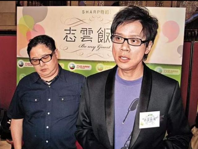 影院穿衣打扮怪异涂指甲戴耳钉姨味十足瓦力棋牌游戏TVB前经理陈志云现身(图2)