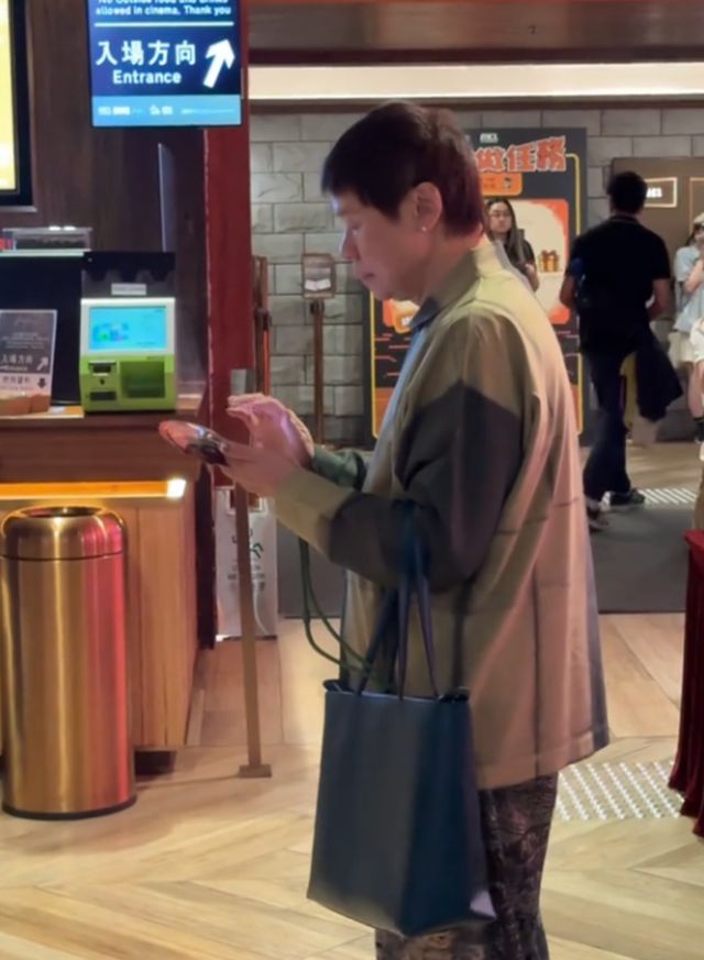 影院穿衣打扮怪异涂指甲戴耳钉姨味十足瓦力棋牌游戏TVB前经理陈志云现身(图8)