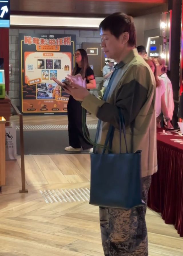 影院穿衣打扮怪异涂指甲戴耳钉姨味十足瓦力棋牌游戏TVB前经理陈志云现身(图9)