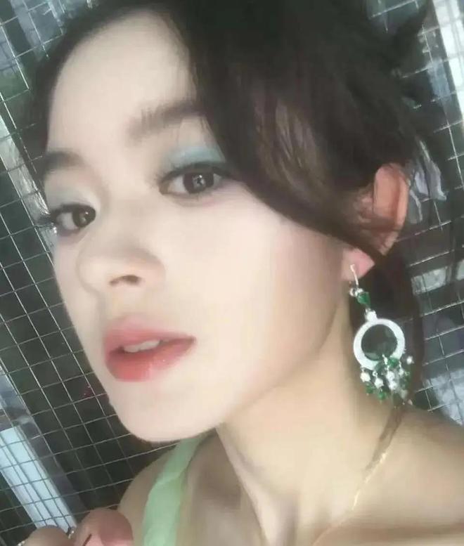 奶奶意外登上热搜一家人身份疑都不简单瓦力棋牌游戏黄杨钿甜风波持续发酵！(图3)