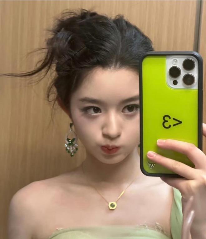 奶奶意外登上热搜一家人身份疑都不简单瓦力棋牌游戏黄杨钿甜风波持续发酵！(图6)