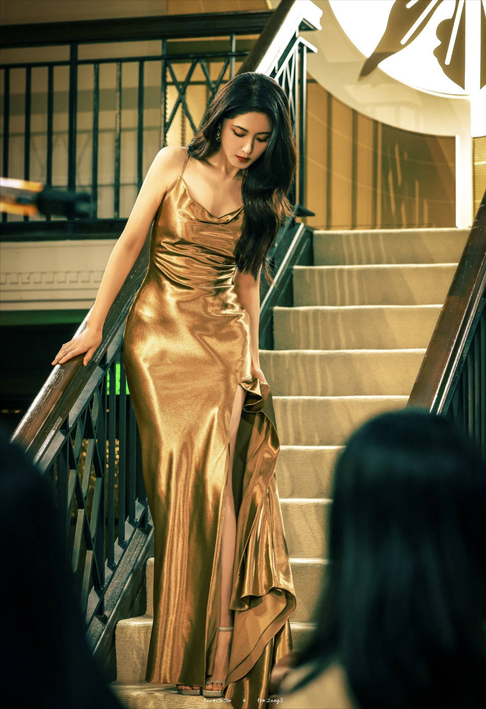 岁曾黎一袭金色礼服亮相美得高贵又撩人瓦力棋牌试玩不愧是“中戏校花”49(图4)